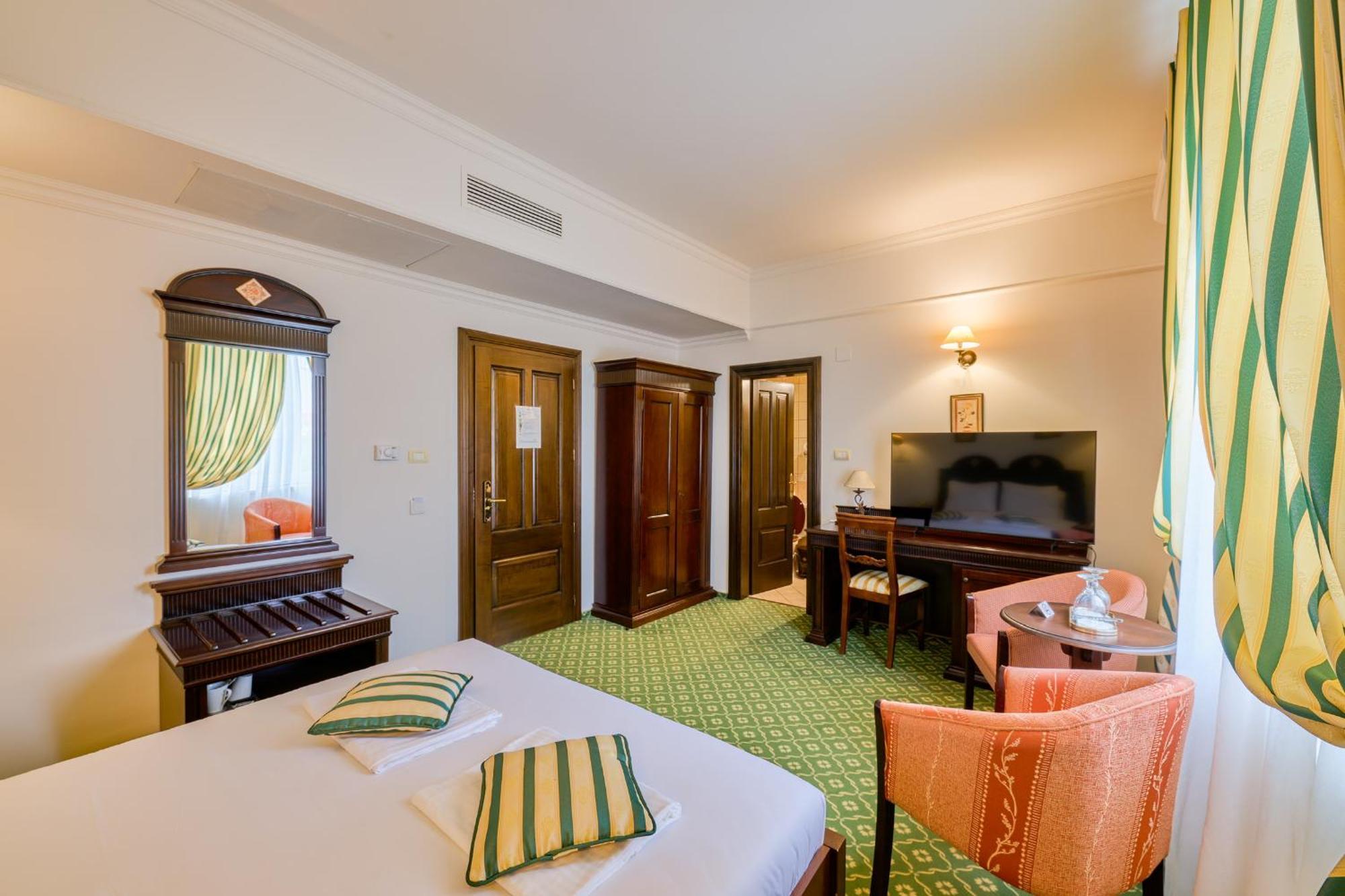Hotel Classico Timisoara Esterno foto